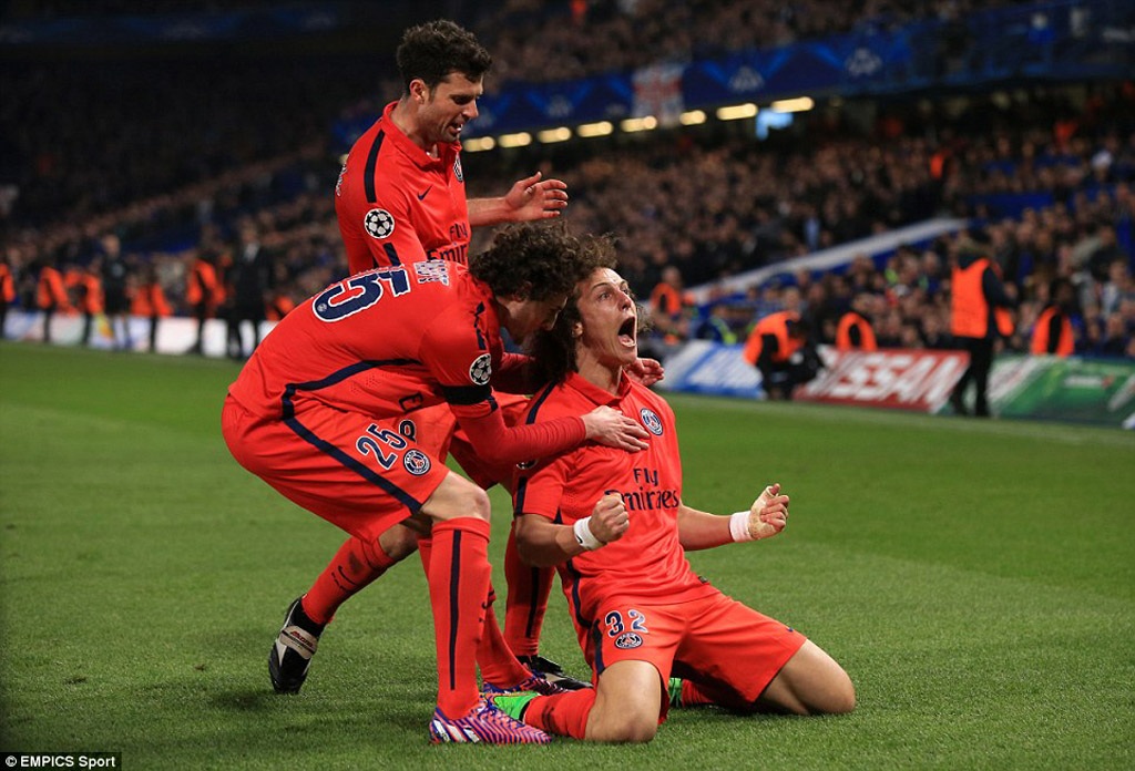 Ăn mừng bàn thắng vào lưới Chelsea, David Luiz rối rít xin lỗi - 1 David Luiz ăn mừng sau khi ghi bàn vào lưới Chelsea