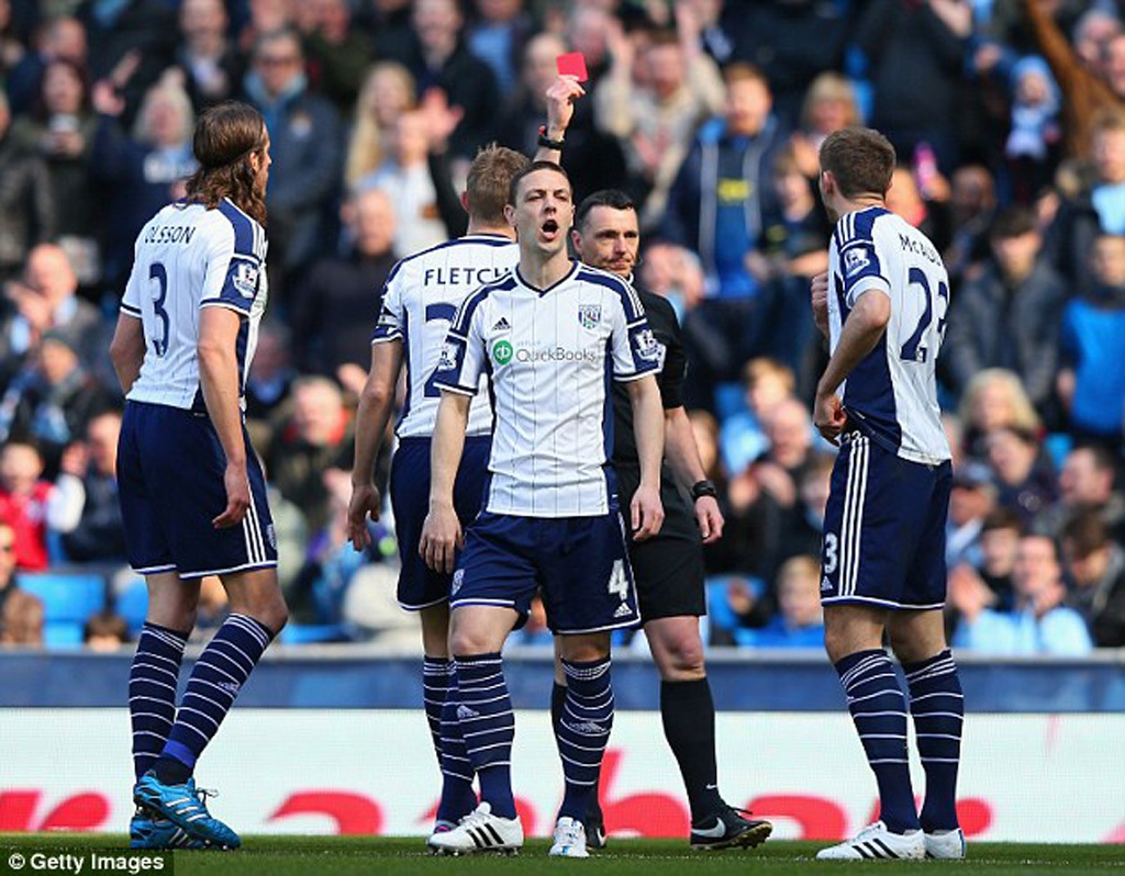 Trọng tài Swarbrick đuổi nhầm cầu thủ McAuley