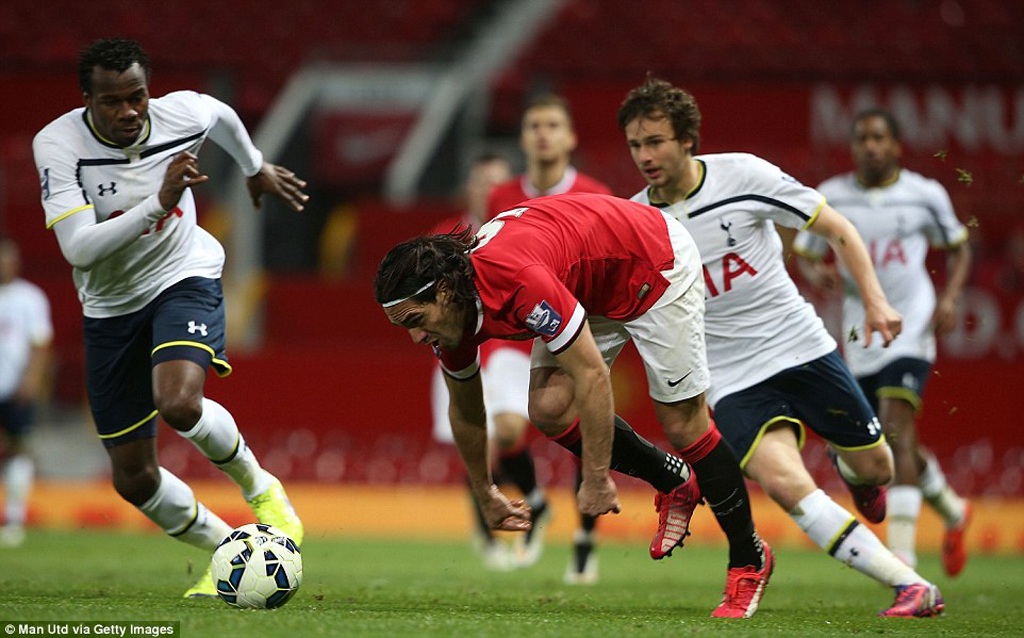 Bị đày xuống đội trẻ, Falcao vẫn tịt ngòi - 1 Falcao thất
vọng trong màu áo đội trẻ