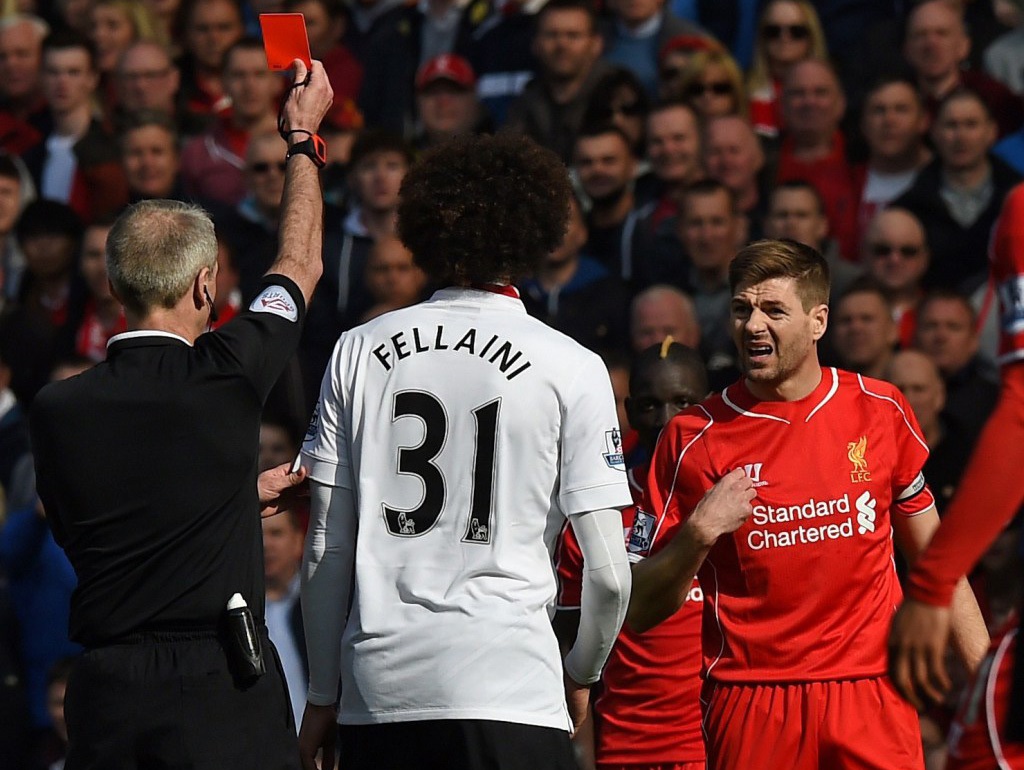 Gerrard “báo hại” Liverpool: Cái kết buồn của huyền thoại - 1 Gerrard lại “báo hại” Liverpool với chiếc thẻ đỏ trong trận
gặp MU
