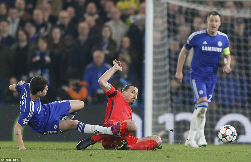 Chiếc thẻ đỏ đầy tranh cãi của Ibrahimovic - 1 Pha vào bóng của Ibrahimovic với Oscar