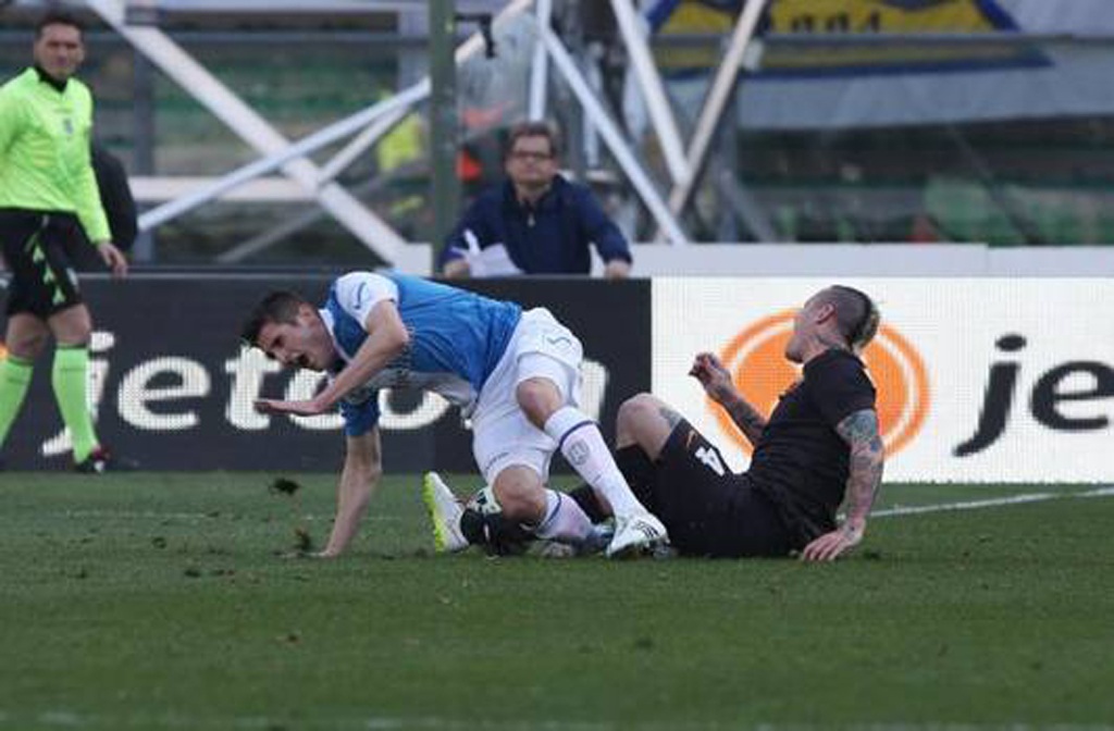 Mattiello
dính chấn thương kinh hoàng sau pha va chạm với Nainggolan