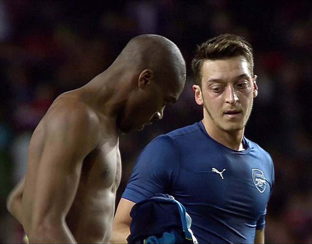 Mesut Ozil bị chỉ trích vì đổi áo với Kondogbia sau khi hiệp
1 kết thúc