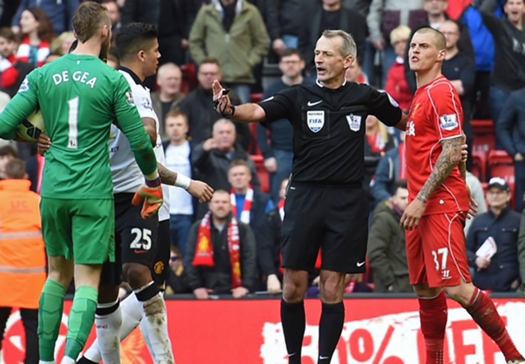 Martin Skrtel sắp gặp họa vì dẫm chân De Gea - 1 Martin Skrtel đối diện với án treo giò từ FA