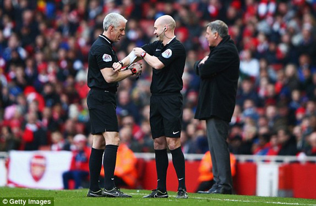 Chuyện hy hữu: Thay... trọng tài ở trận đấu của Arsenal - 1 Trọng tài Chris Foy rời sân giữa chừng vì chấn thương