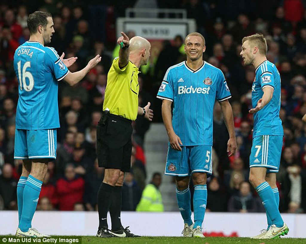 Vì sao trọng tài đuổi Wes Brown, thay vì O’Shea? - 1 Wes Brown bị đuổi khỏi sân, thay vì O’Shea