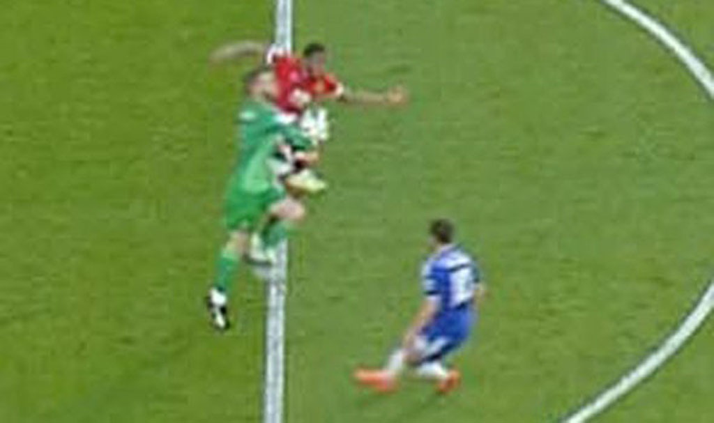 De Gea bắt bóng ngoài vòng cấm? - 1 De Gea đã tiếp xúc bóng ngoài vòng cấm