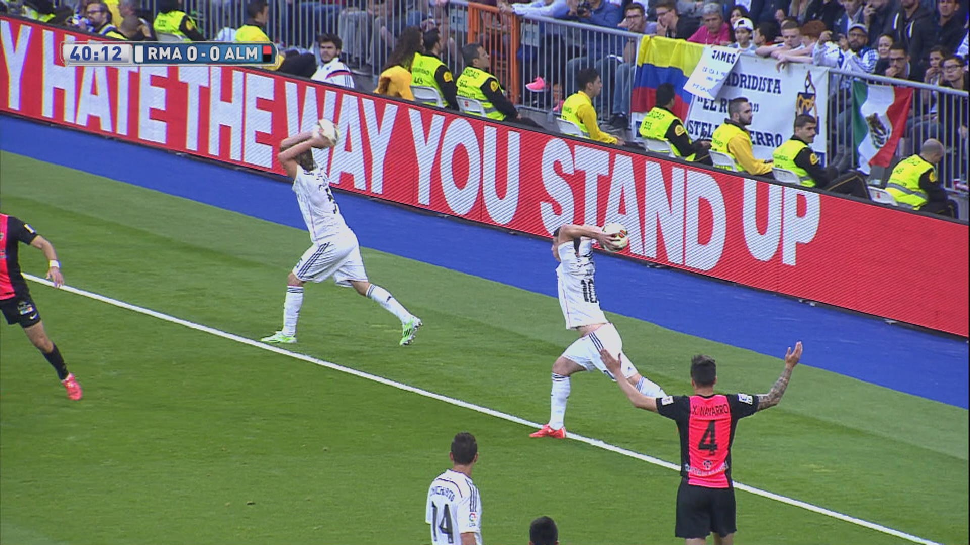 Hài hước với pha ném biên “song kiếm hợp bích” của Real Madrid - 1 Hai cầu thủ Real cùng nhau thực hiện quả ném biên