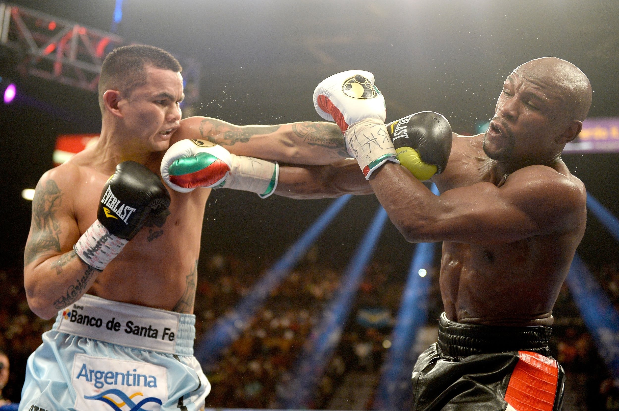Mayweather
từng thắng theo cách tương tự trước Marcos Maidana năm 2014