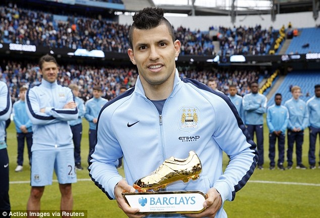 Sergio Aguero lần đầu đoạt Vua phá lưới Premier League - 1 Sergio
Aguero nhận danh hiệu Chiếc giày vàng Premier League