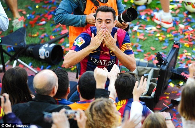 Xavi rơi lệ nói lời chia tay Barcelona - 5 H.Long