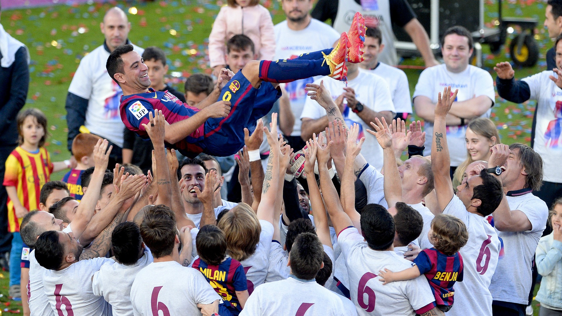 Xavi rơi lệ nói lời chia tay Barcelona - 6 H.Long