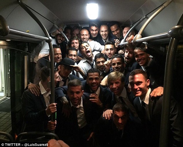 Sao Barcelona “đập phá” mừng vé chung kết Champions League - 1 Các cầu thủ Barcelona ăn mừng trên máy bay