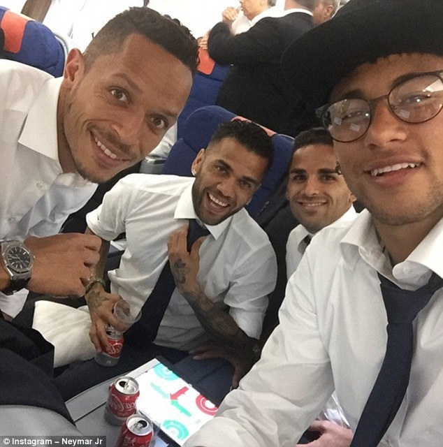 Sao Barcelona “đập phá” mừng vé chung kết Champions League - 3 Không có rượu bia, chỉ có những lon coca để ăn mừng chiến công