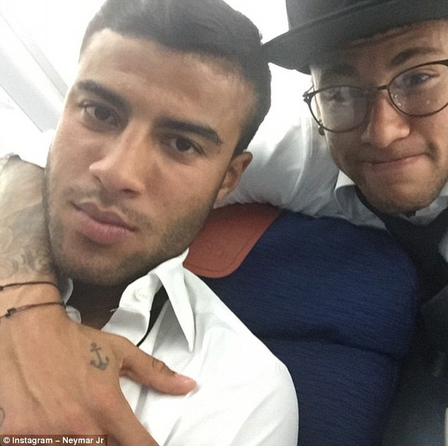 Sao Barcelona “đập phá” mừng vé chung kết Champions League - 4 Neymar tự sướng cùng Rafinha