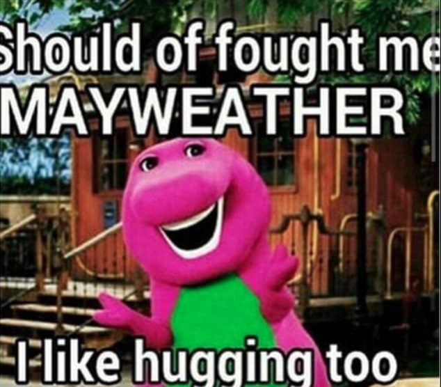 Thế giới chế nhạo lối chơi “xấu xí” của Mayweather - 2 Mayweather bị ví với chú khủng long Barney, nhân vật rất
thích... ôm người khác