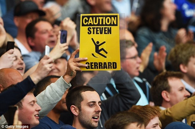 Cổ động viên Chelsea dùng ảnh độc chế nhạo Gerrard - 1 CĐV Chelsea
chế nhạo Gerrard
