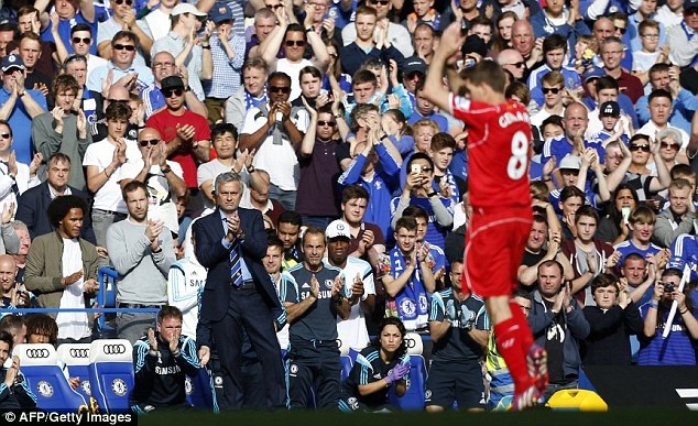 Cổ động viên Chelsea dùng ảnh độc chế nhạo Gerrard - 2 Những người
Chelsea, trong đó có cả HLV Mourinho, vỗ tay tán dương đội trưởng Liverpool