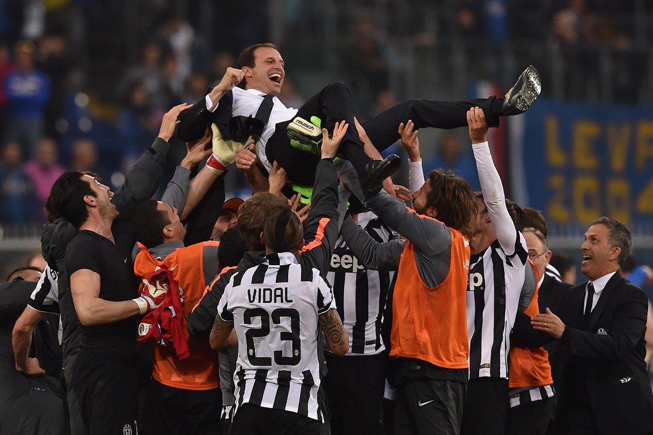 Juventus chính thức lên ngôi vô địch Serie A - 1 Niềm vui của các cầu thủ Juventus sau khi giành chức vô địch
Serie A