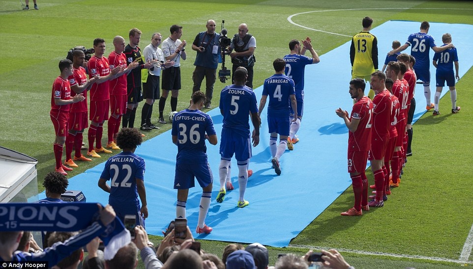 Các cầu thủ Liverpool xếp hàng chào đón nhà vô địch Chelsea - 1 Liverpool xếp hàng chào đón tân vương Chelsea