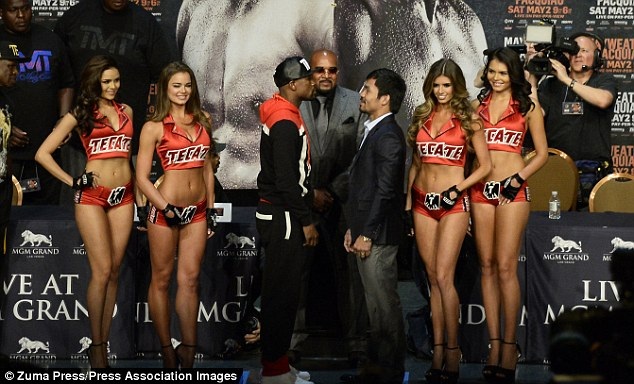 4 người mẫu “Ring Girl” chụp chung cùng hai võ sỹ trước thềm
đại chiến