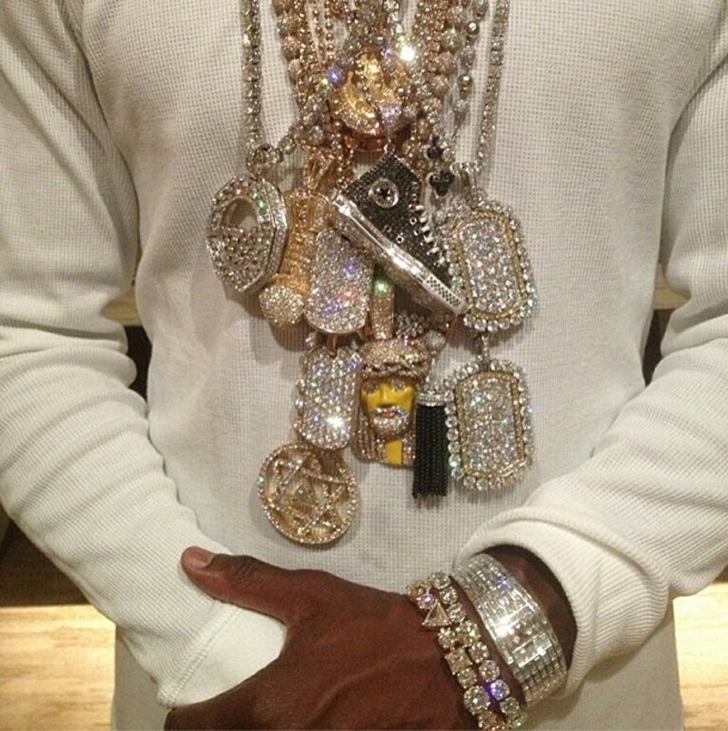 Mayweather: Tay chơi thượng hạng và sở thích... khoe tiền - 10 Rất nhiều trang sức đắt giá
