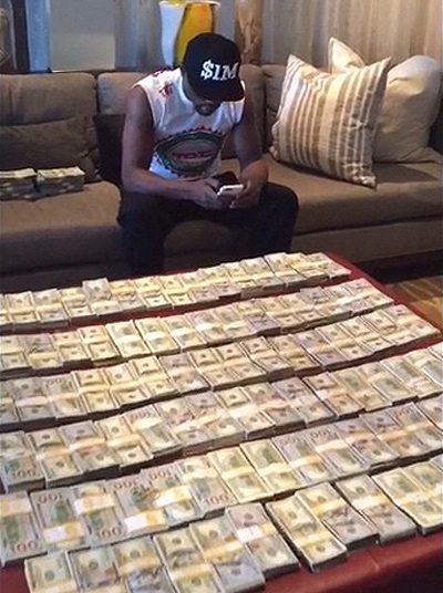 Mayweather: Tay chơi thượng hạng và sở thích... khoe tiền - 2 Mayweather thường khoe tiền trên mạng xã hội