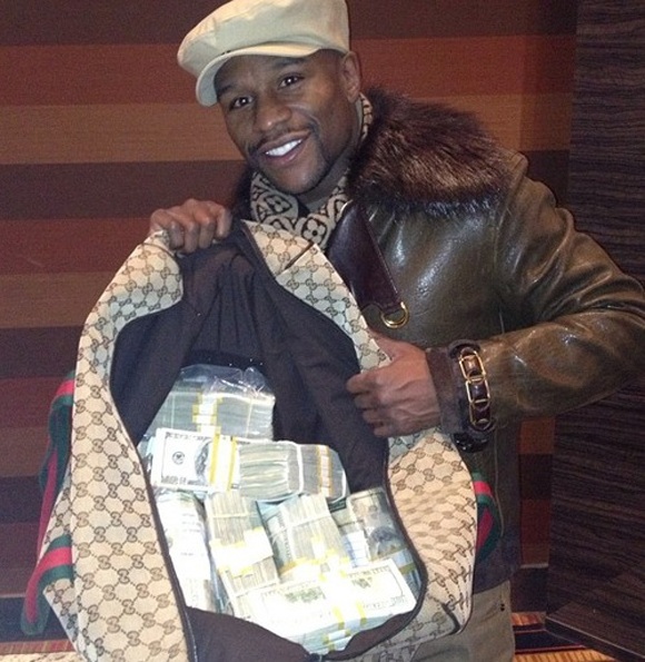 Mayweather: Tay chơi thượng hạng và sở thích... khoe tiền - 4 Mayweather thường khoe tiền trên mạng xã hội