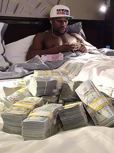 Mayweather: Tay chơi thượng hạng và sở thích... khoe tiền - 3 Mayweather thường khoe tiền trên mạng xã hội
