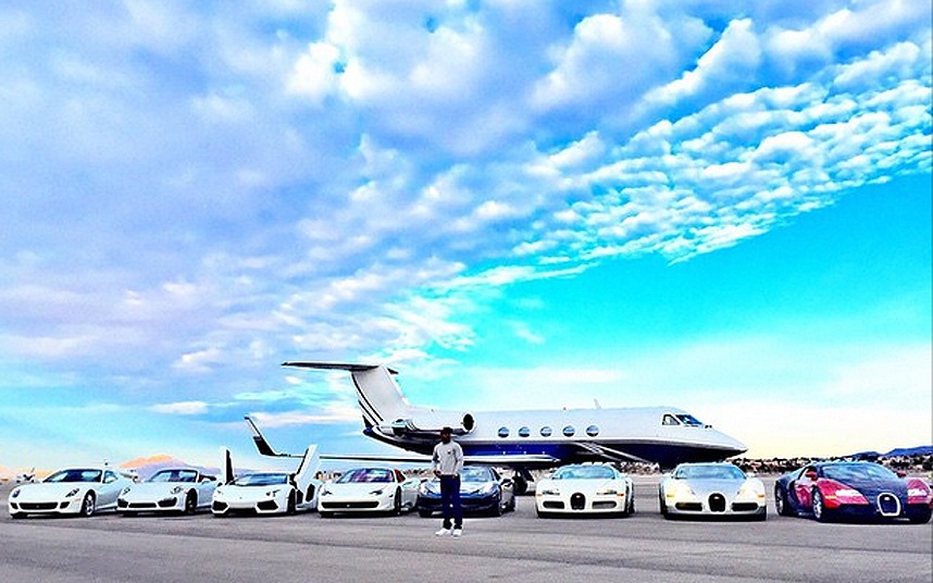 Mayweather: Tay chơi thượng hạng và sở thích... khoe tiền - 7 Tay đấm này sẽ hữu dàn xe siêu sang, thậm chí còn có cả máy
bay riêng
