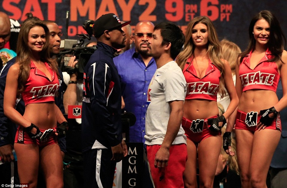Mayweather và Pacquiao “căng thẳng” trước đại chiến - 1 Hai võ sỹ “đối đầu” trước cuộc kiểm tra trọng lượng cuối
cùng