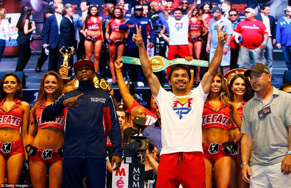 Mayweather và Pacquiao “căng thẳng” trước đại chiến - 4 Hai võ sỹ chào đón khán giả