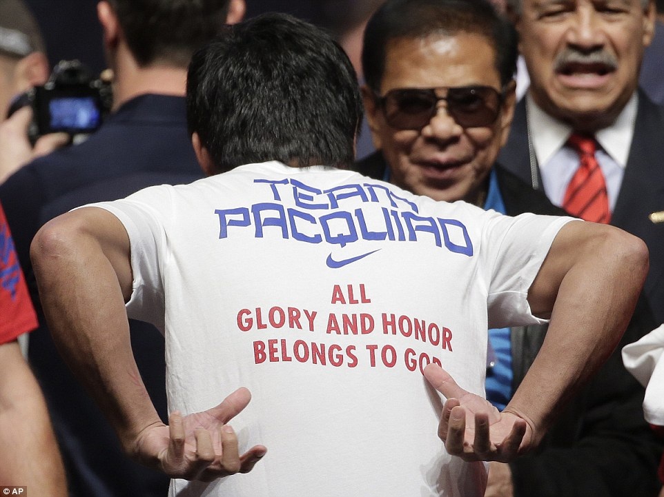 Mayweather và Pacquiao “căng thẳng” trước đại chiến - 5 Pacquiao, một người sùng đạo, khoe chiếc áo: “Tất cả vinh
quang và danh dự đều thuộc về Chúa”