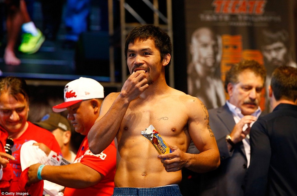 Mayweather và Pacquiao “căng thẳng” trước đại chiến - 6 Sau cuộc kiểm tra trọng lượng, Pacquiao vô tư thưởng thức socola