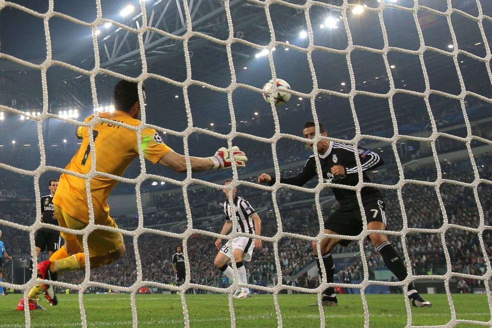 C.Ronaldo lập kỳ tích trong ngày buồn của Real