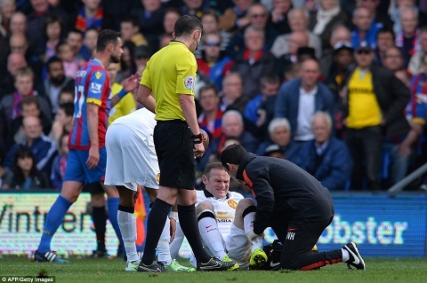 Rooney, Shaw chỉ gặp chấn thương nhẹ - 1 Wayne Rooney chấn thương ở trận đấu với Crystal Palace
