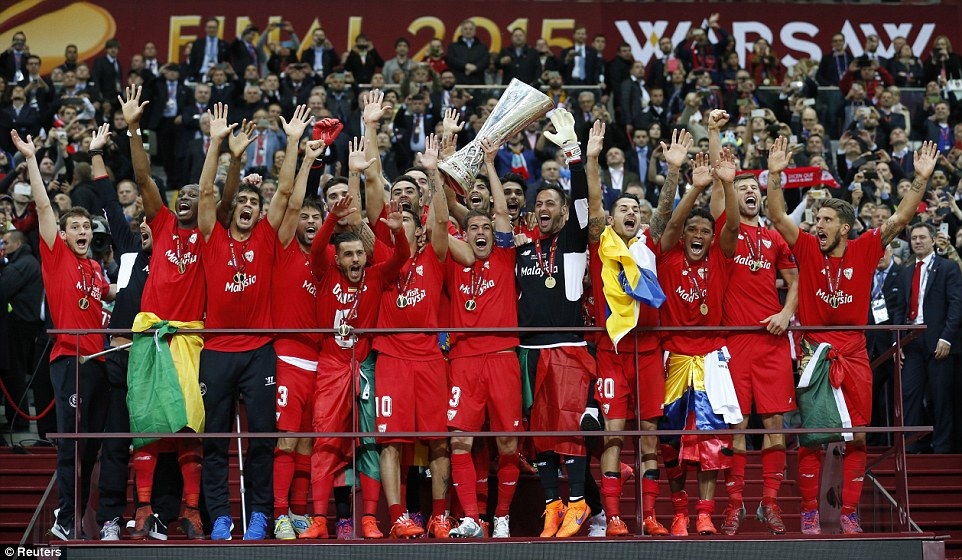 Chùm ảnh: Sevilla vỡ òa trong niềm vui vô địch - 11 Sevilla tưng bừng ăn mừng chức vô địch Europa League thứ 2
liên tiếp