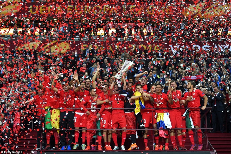 Chùm ảnh: Sevilla vỡ òa trong niềm vui vô địch - 12 Sevilla tưng bừng ăn mừng chức vô địch Europa League thứ 2
liên tiếp