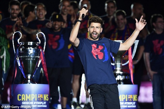 Màn diễu hành hoành tráng ăn mừng chức vô địch của Barcelona - 11 Neymar,
Messi, Pique khuấy động không khí của buổi lễ ăn mừng