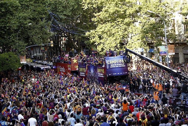 Màn diễu hành hoành tráng ăn mừng chức vô địch của Barcelona - 3 Niềm vui vô
bờ bến của những người Barcelona