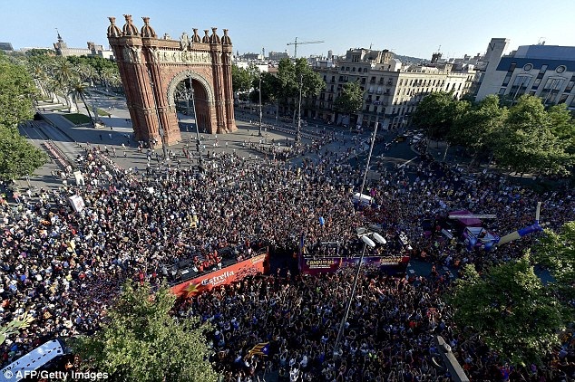 Màn diễu hành hoành tráng ăn mừng chức vô địch của Barcelona - 6 Hình ảnh tại
quảng trường Arc de Triomf, nơi xe bus của Barcelona đi qua