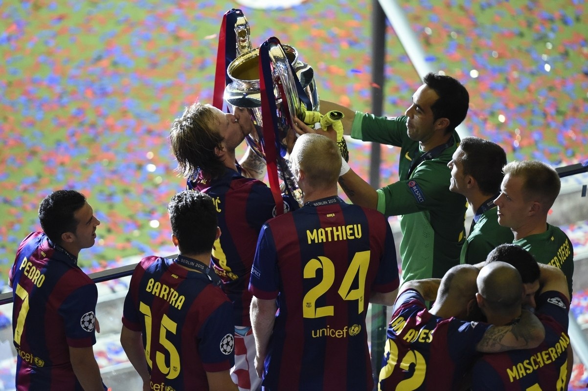 Chùm ảnh: Barcelona vỡ òa ăn mừng chức vô địch Champions League - 7 Từng cầu thủ
Barcelona hôn lên chiếc cúp giành cho người chiến thắng