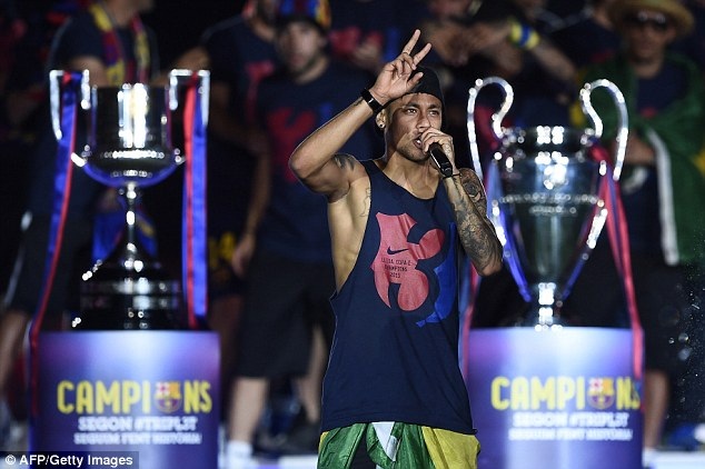 Màn diễu hành hoành tráng ăn mừng chức vô địch của Barcelona - 9 Neymar,
Messi, Pique khuấy động không khí của buổi lễ ăn mừng
