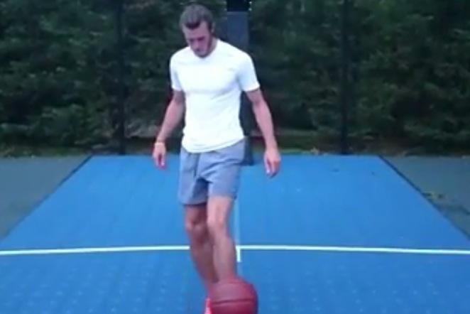 Gareth Bale trổ tài chơi bóng rổ bằng... chân - 1 Gareth Bale trình diễn kỹ thuật bóng rổ