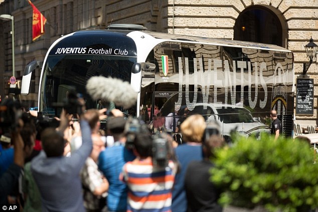 Barcelona, Juventus đổ bộ xuống Berlin - 13 Các CĐV chật
kín trước khách sạn chào đón Juventus