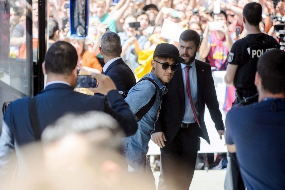 Barcelona, Juventus đổ bộ xuống Berlin - 4 Neymar xuất
hiện trong sự chào đón cuồng nhiệt của CĐV