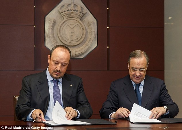 Rafa Benitez bật khóc ngày ra mắt Real Madrid - 2 HLV Rafa Benitez ký hợp đồng với Real Madrid