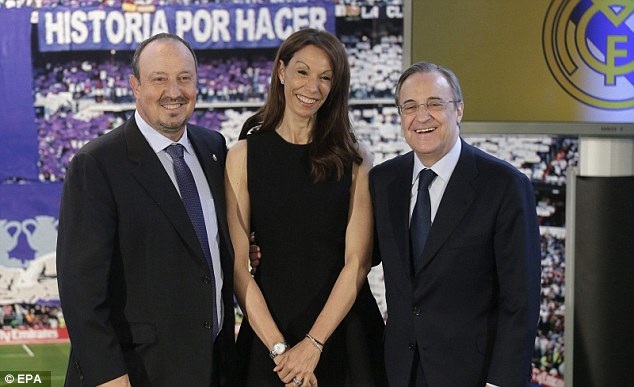 Rafa Benitez bật khóc ngày ra mắt Real Madrid - 4 HLV Rafa Benitez bên vợ và Chủ tịch Flo Perez
