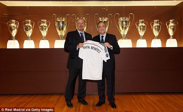 Rafa Benitez bật khóc ngày ra mắt Real Madrid - 5 HLV Rafa Benitez thăm phòng truyền thống của Real Madrid