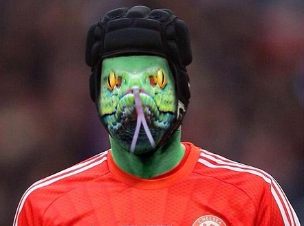 Petr Cech bị đốt áo, dọa giết sau khi rời Chelsea - 1 CĐV Chelsea
ví Petr Cech như con rắn độc